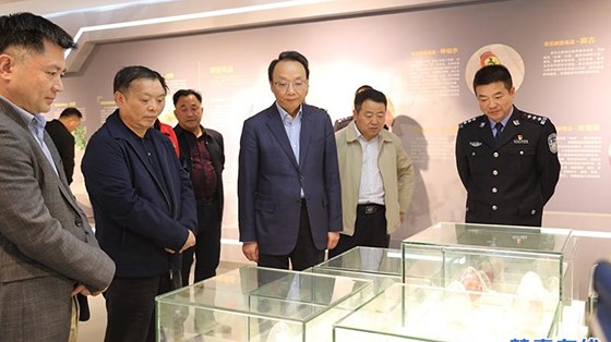 市委常委、政法委書記楊健蒞臨縣禁毒教育基地參觀指導(dǎo)